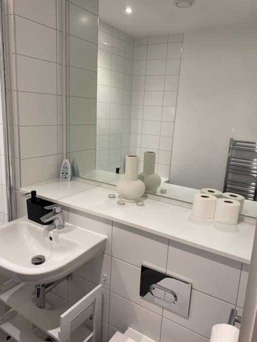 Modern Trafford 1Br Apartment-Free Parking-Cinema Room Manchester Esterno foto