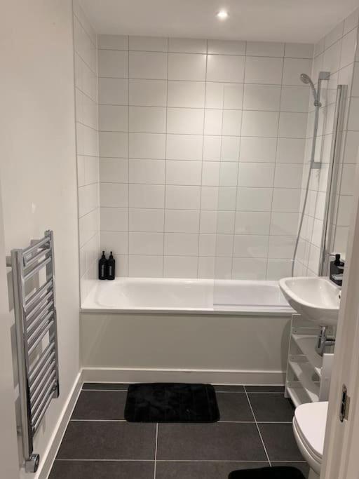Modern Trafford 1Br Apartment-Free Parking-Cinema Room Manchester Esterno foto